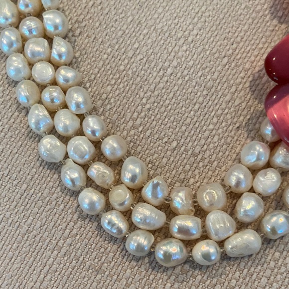 Elegant Pearl and Floral Necklace - Picture 5 of 12